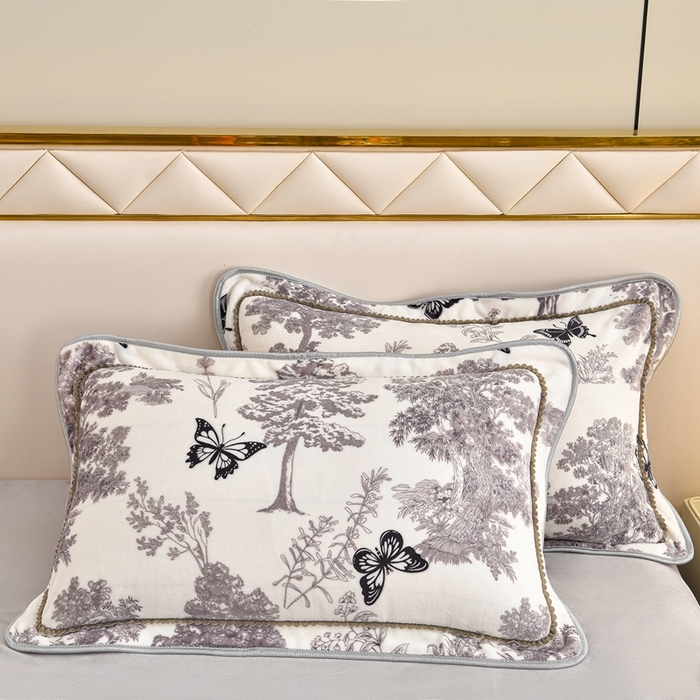 91家纺网 家纺一手货源 找家纺 赫本 2025新品8斤爆品牛奶绒四件套床裙款金雕绒法莱绒四套件 森林密语