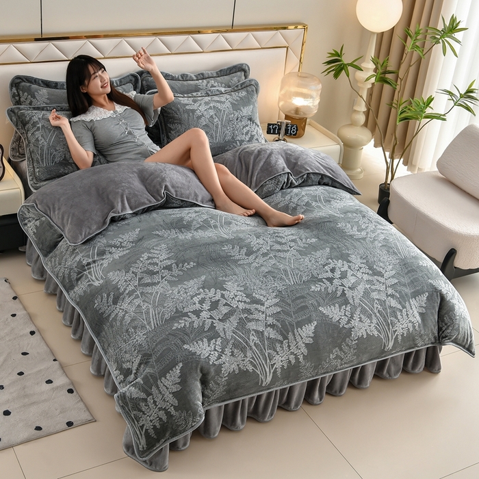 91家纺网 家纺一手货源 找家纺 赫本 2025新品8斤爆品牛奶绒四件套床裙款金雕绒法莱绒四套件 疏影