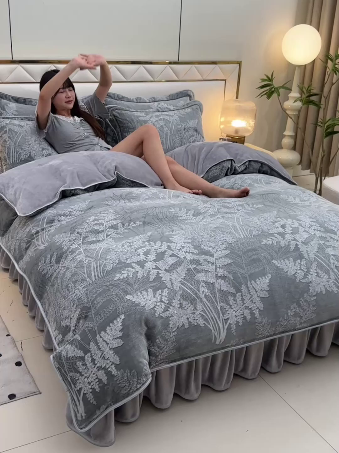91家纺网 家纺一手货源 找家纺 赫本 2025新品8斤爆品牛奶绒四件套床裙款金雕绒法莱绒四套件 疏影