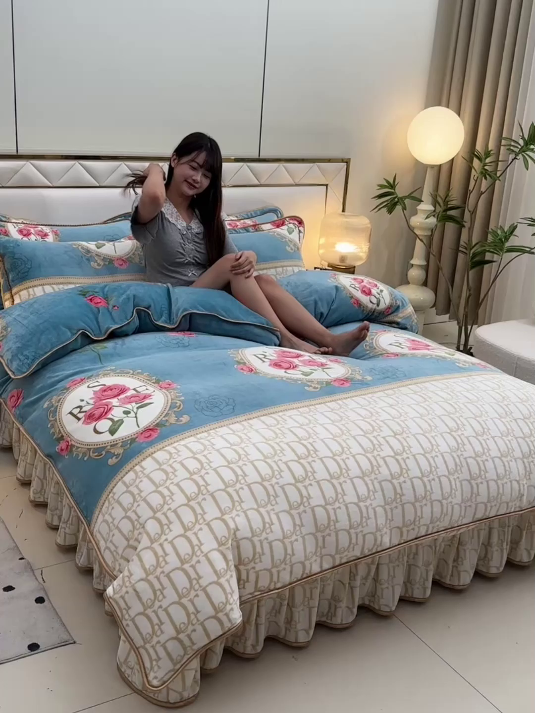 91家纺网 家纺一手货源 找家纺 赫本 2025新品8斤爆品牛奶绒四件套床裙款金雕绒法莱绒四套件 织梦-蓝