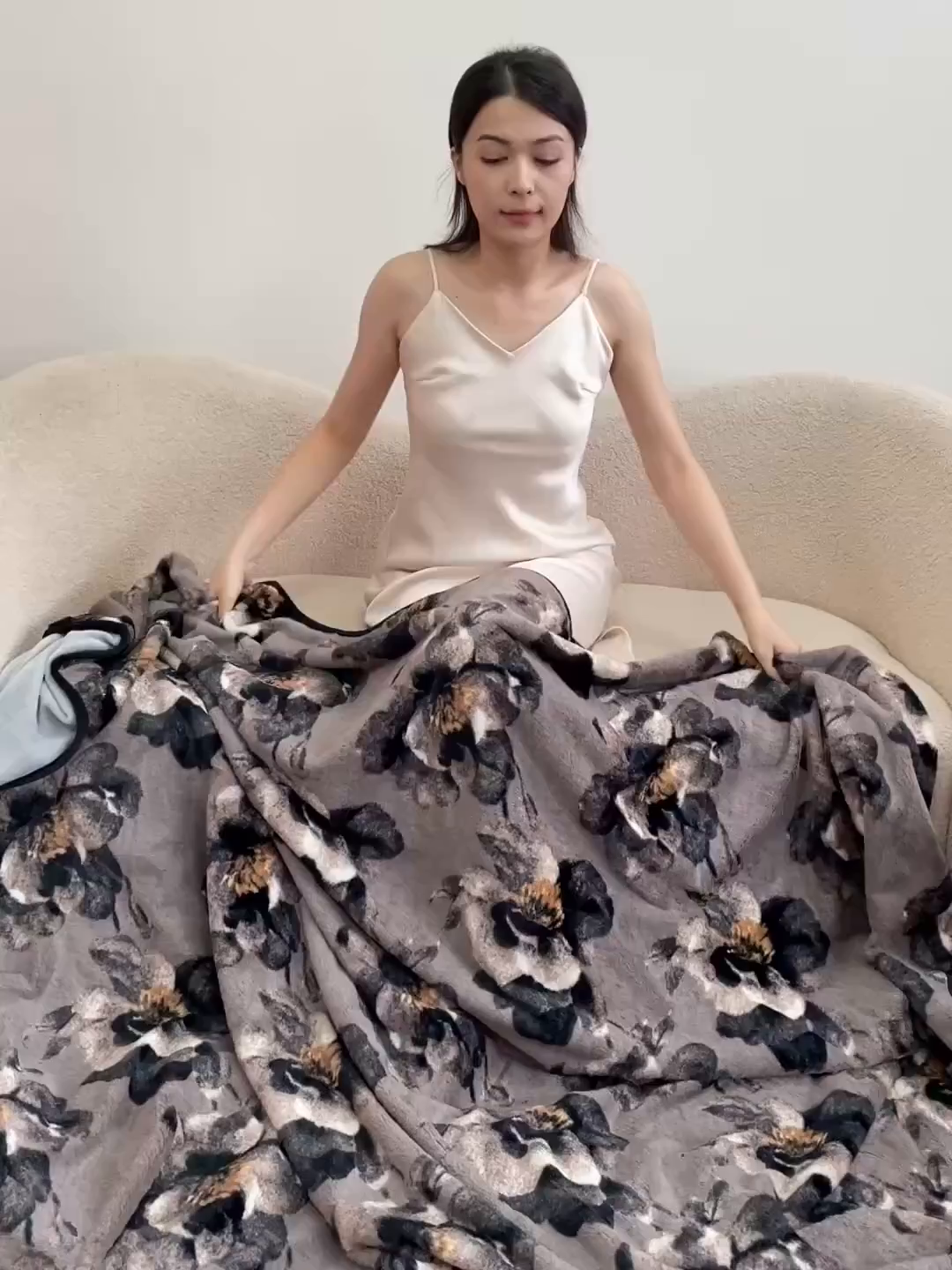 91家纺网 家纺一手货源 找家纺 库里梦家纺 2025新款跨境专供网红直播热款加厚兔毛绒毯可定做尺寸 百合-灰