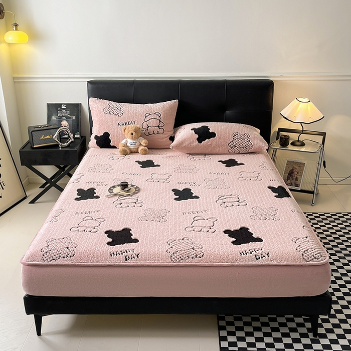 91家纺网 家纺一手货源 找家纺 欧邦 2025新款阳离子舒棉绒牛奶绒床笠单床笠床笠单件-可可熊 可可熊-浅粉