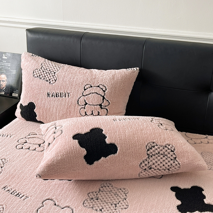 91家纺网 家纺一手货源 找家纺 欧邦 2025新款阳离子舒棉绒牛奶绒床笠单床笠床笠单件-可可熊 可可熊-浅粉