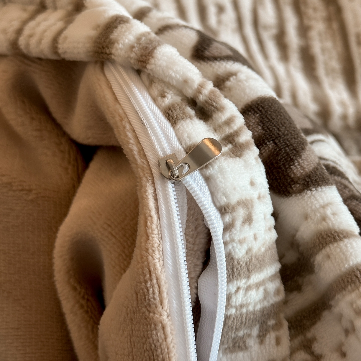 91家纺网 家纺一手货源 找家纺 （总）格真 2025秋冬新款高克重雕花牛奶绒四件套