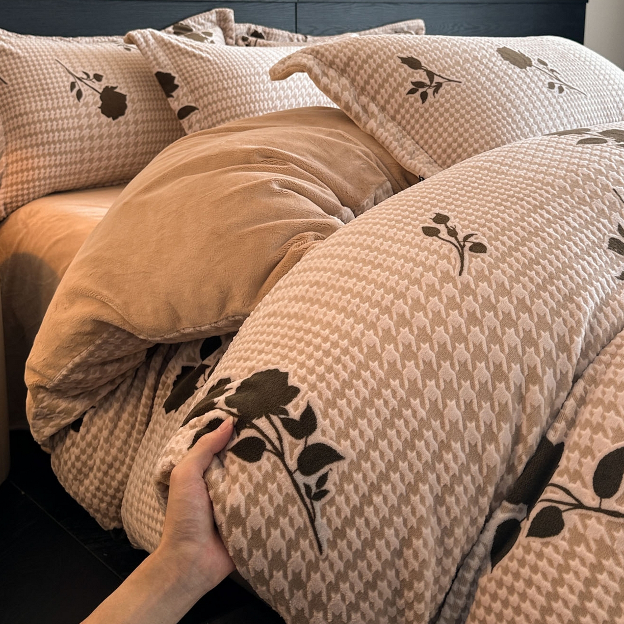 91家纺网 家纺一手货源 找家纺 （总）格真 2025秋冬新款高克重雕花牛奶绒四件套