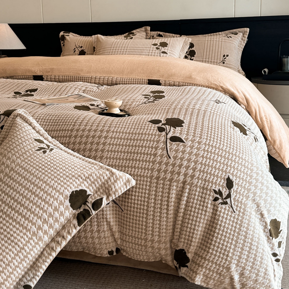 91家纺网 家纺一手货源 找家纺 格真 2025秋冬新款高克重雕花牛奶绒四件套 千鸟花语-棕