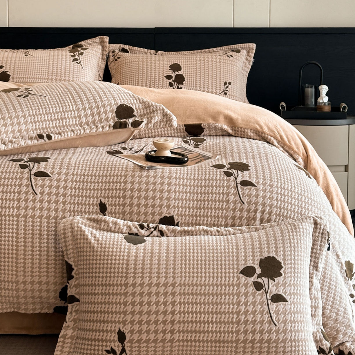 91家纺网 家纺一手货源 找家纺 格真 2025秋冬新款高克重雕花牛奶绒四件套 千鸟花语-棕