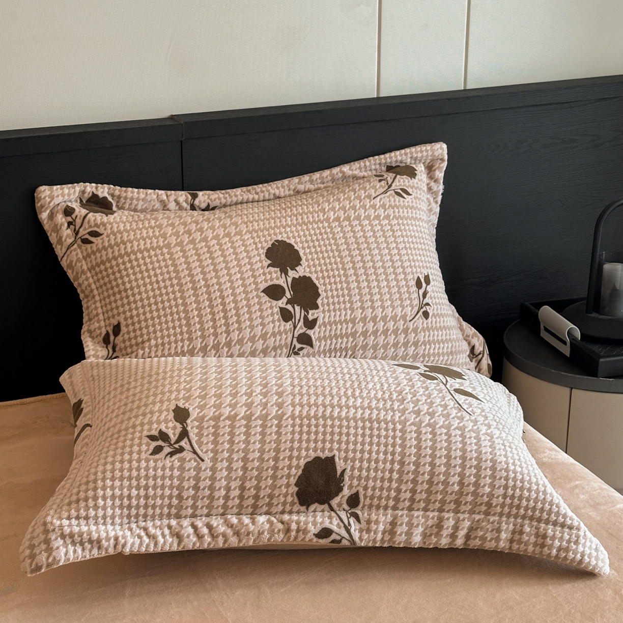 91家纺网 家纺一手货源 找家纺 格真 2025秋冬新款高克重雕花牛奶绒四件套 千鸟花语-棕