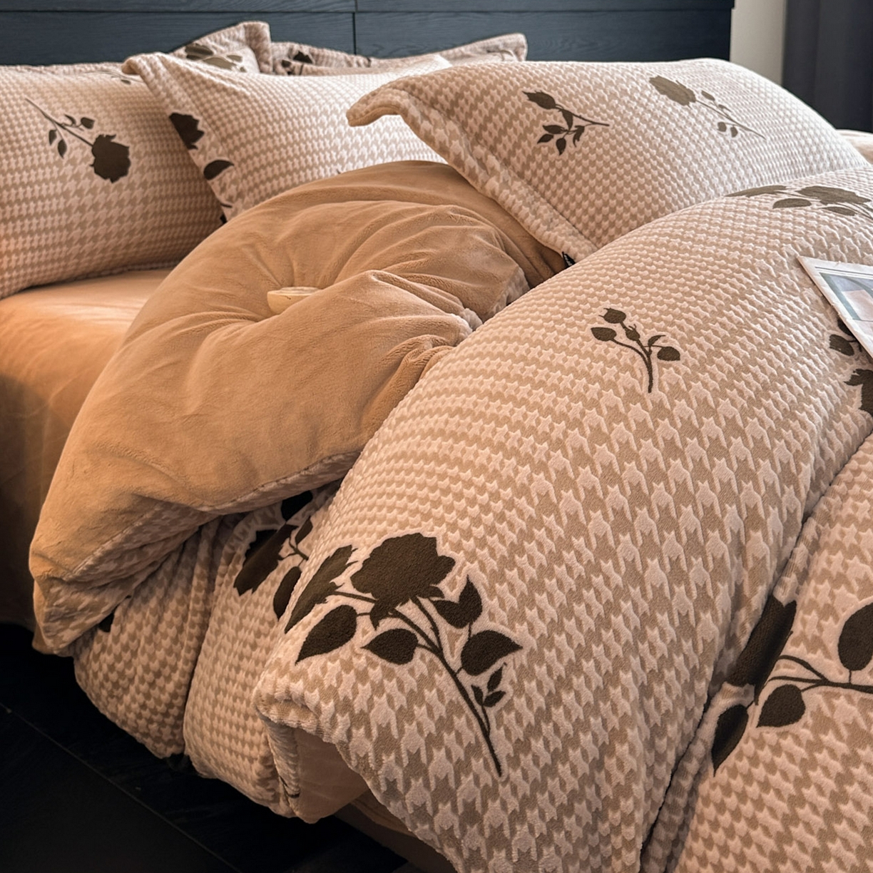 91家纺网 家纺一手货源 找家纺 格真 2025秋冬新款高克重雕花牛奶绒四件套 千鸟花语-棕