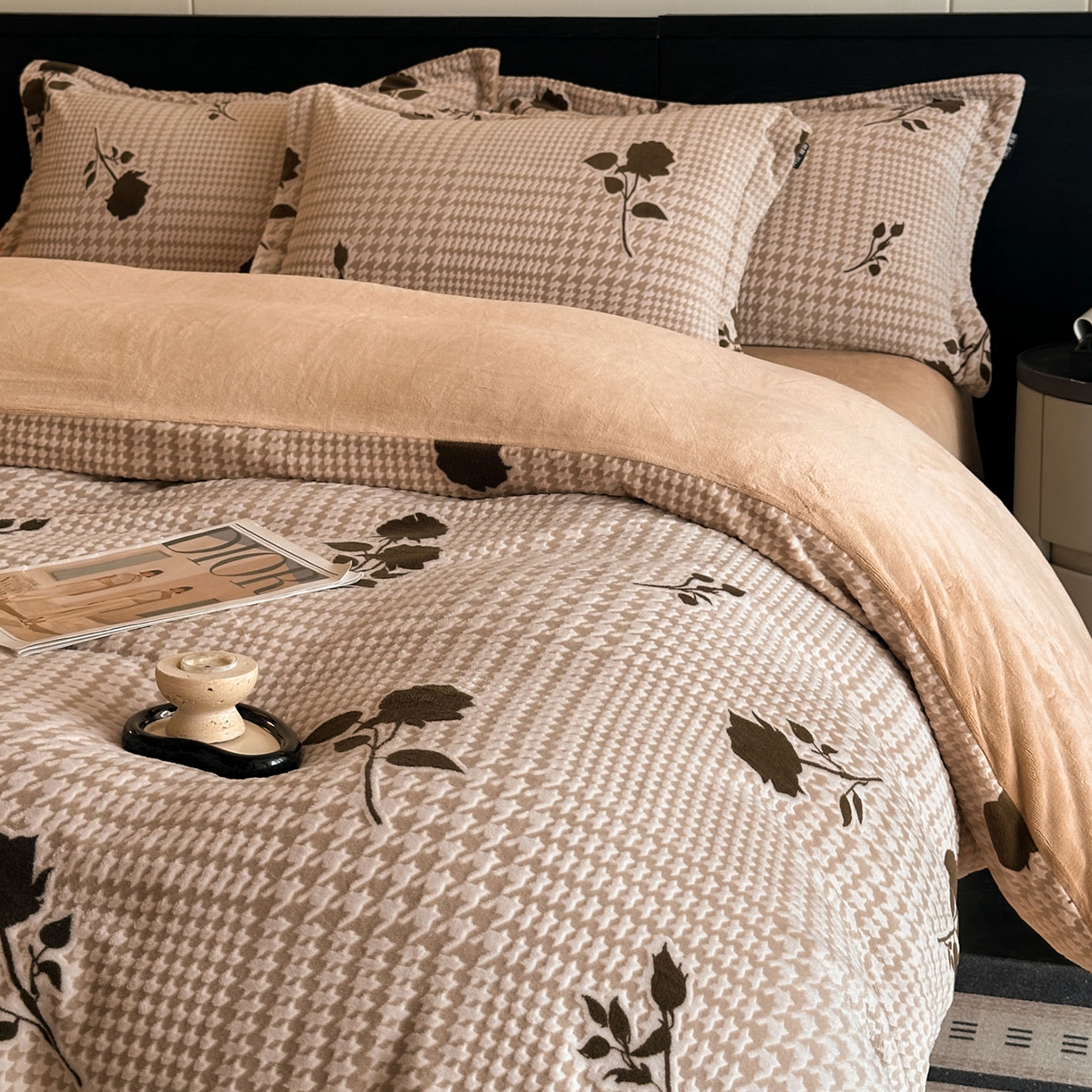 91家纺网 家纺一手货源 找家纺 格真 2025秋冬新款高克重雕花牛奶绒四件套 千鸟花语-棕