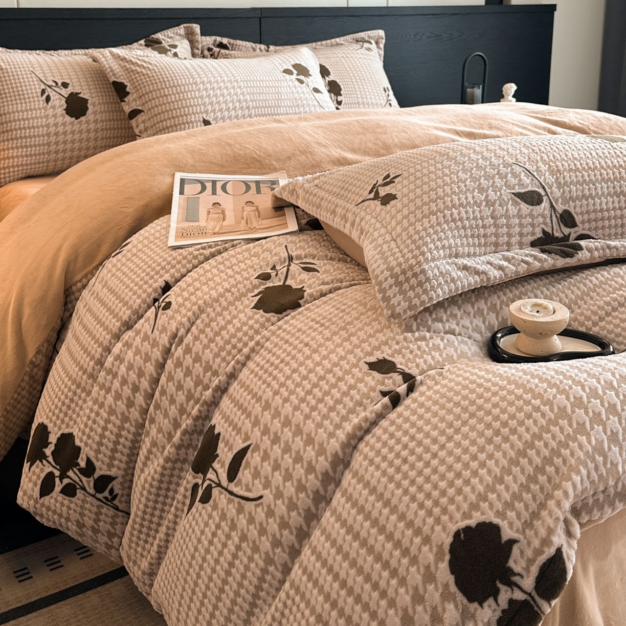 91家纺网 家纺一手货源 找家纺 格真 2025秋冬新款高克重雕花牛奶绒四件套 千鸟花语-棕