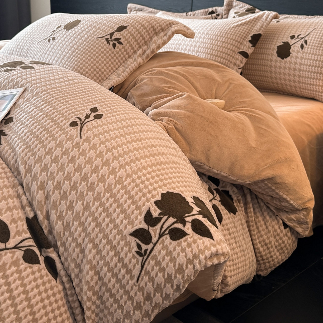 91家纺网 家纺一手货源 找家纺 格真 2025秋冬新款高克重雕花牛奶绒四件套 千鸟花语-棕