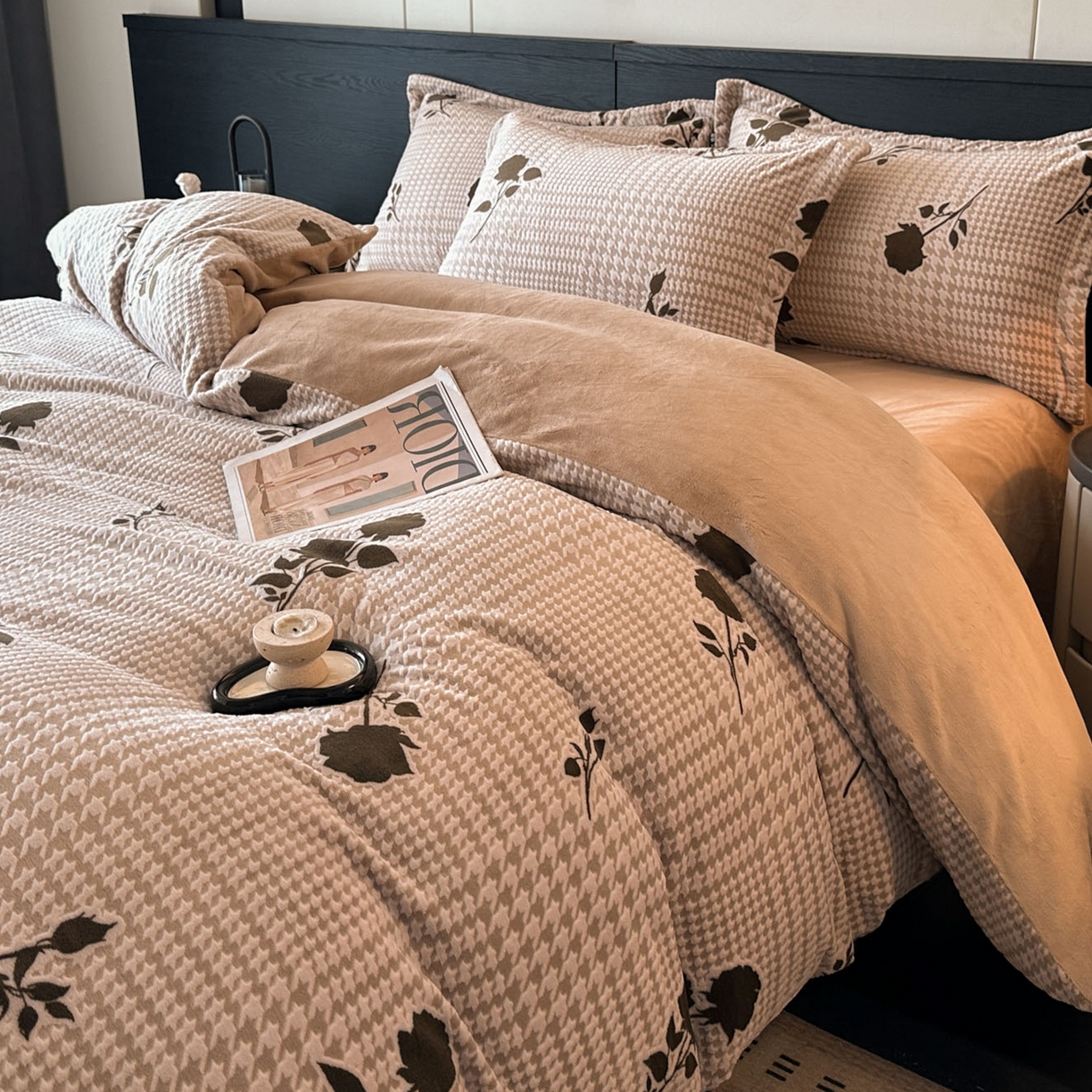 91家纺网 家纺一手货源 找家纺 格真 2025秋冬新款高克重雕花牛奶绒四件套 千鸟花语-棕