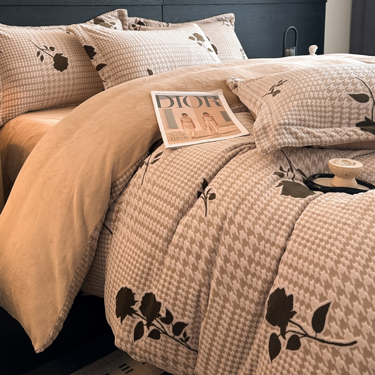 91家纺网 家纺一手货源 找家纺 格真 2025秋冬新款高克重雕花牛奶绒四件套 千鸟花语-棕