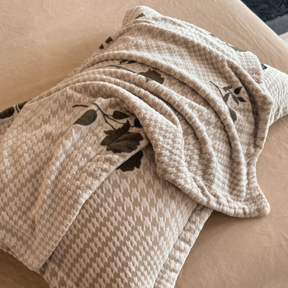 91家纺网 家纺一手货源 找家纺 格真 2025秋冬新款高克重雕花牛奶绒四件套 千鸟花语-棕