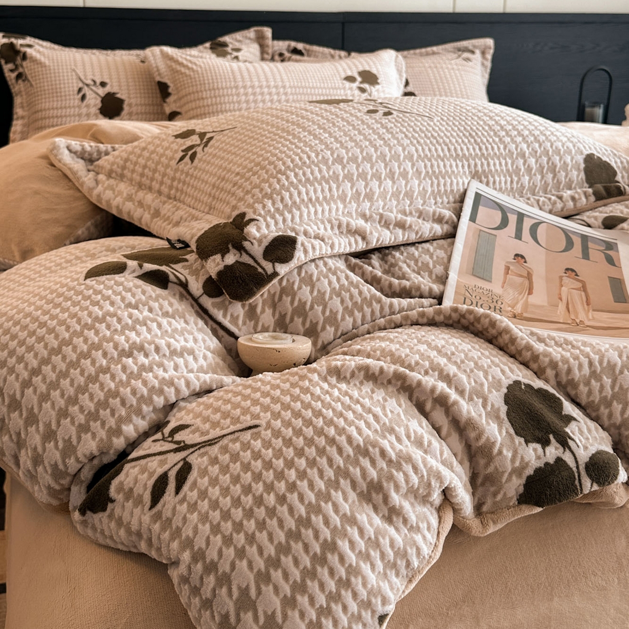 91家纺网 家纺一手货源 找家纺 格真 2025秋冬新款高克重雕花牛奶绒四件套 千鸟花语-棕