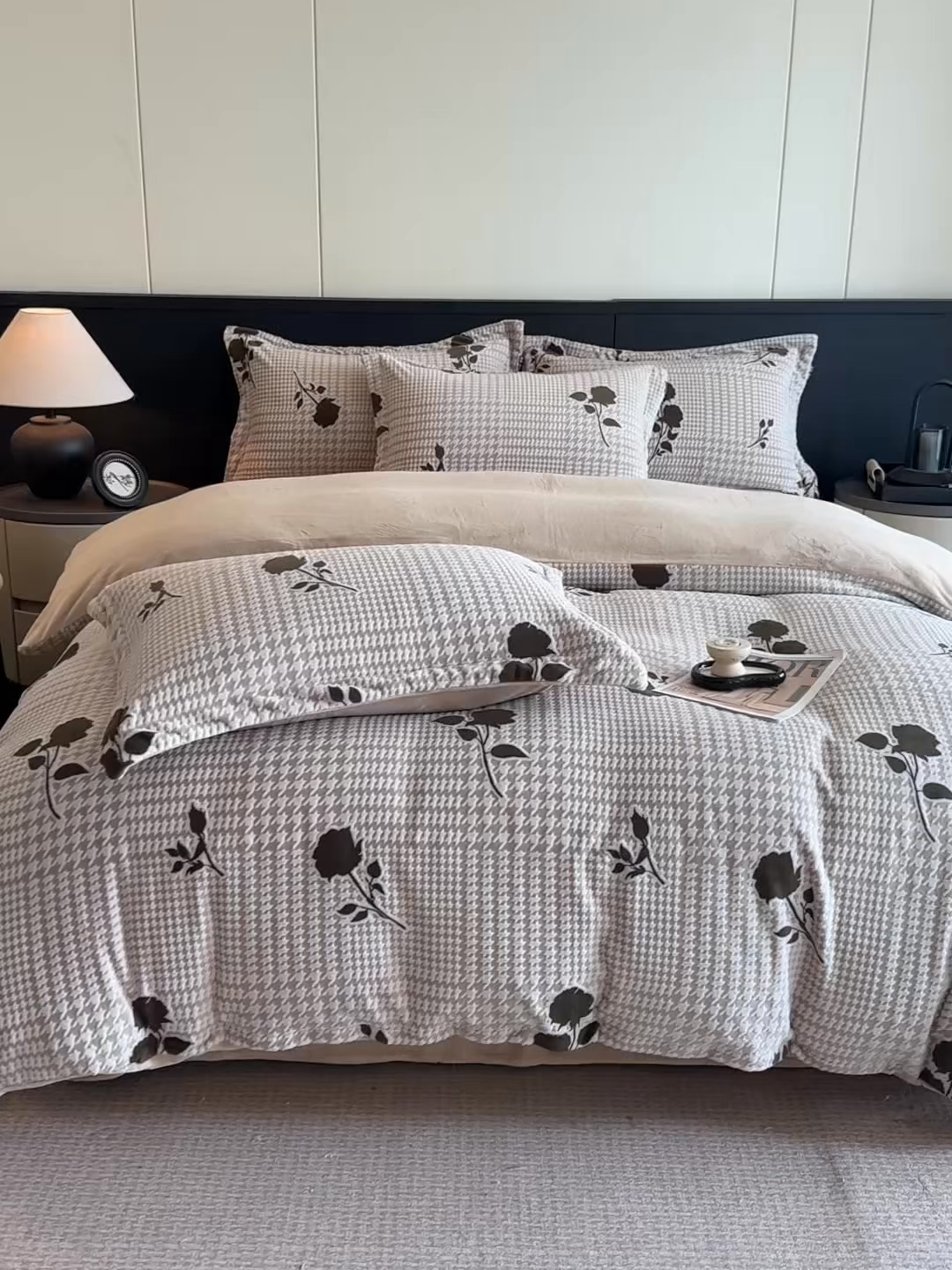 91家纺网 家纺一手货源 找家纺 格真 2025秋冬新款高克重雕花牛奶绒四件套 千鸟花语-棕