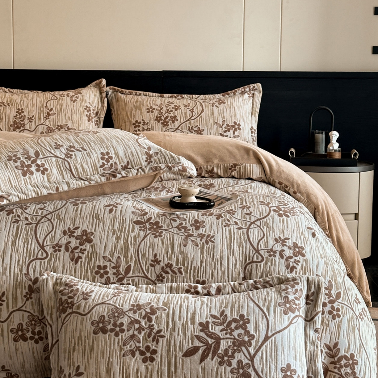 91家纺网 家纺一手货源 找家纺 格真 2025秋冬新款高克重雕花牛奶绒四件套 安雅-咖