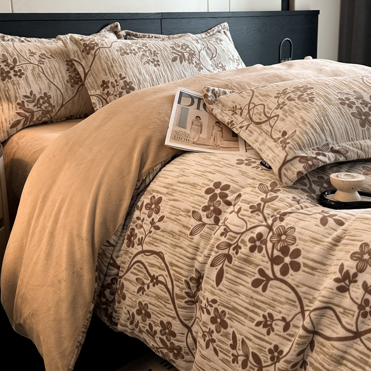 91家纺网 家纺一手货源 找家纺 格真 2025秋冬新款高克重雕花牛奶绒四件套 安雅-咖