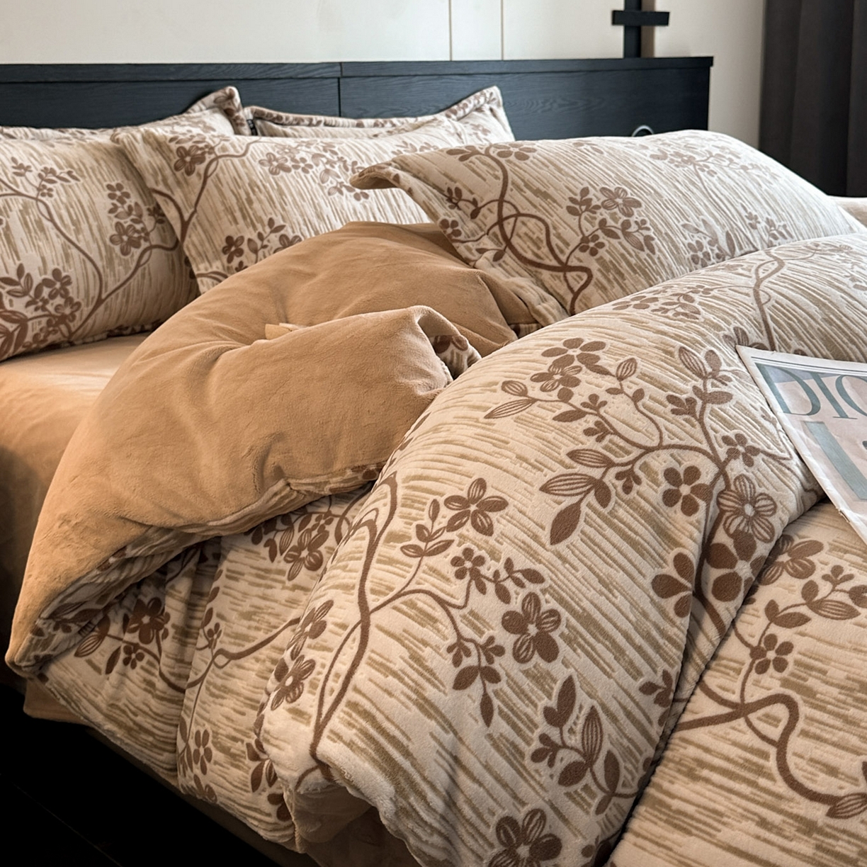 91家纺网 家纺一手货源 找家纺 格真 2025秋冬新款高克重雕花牛奶绒四件套 安雅-咖