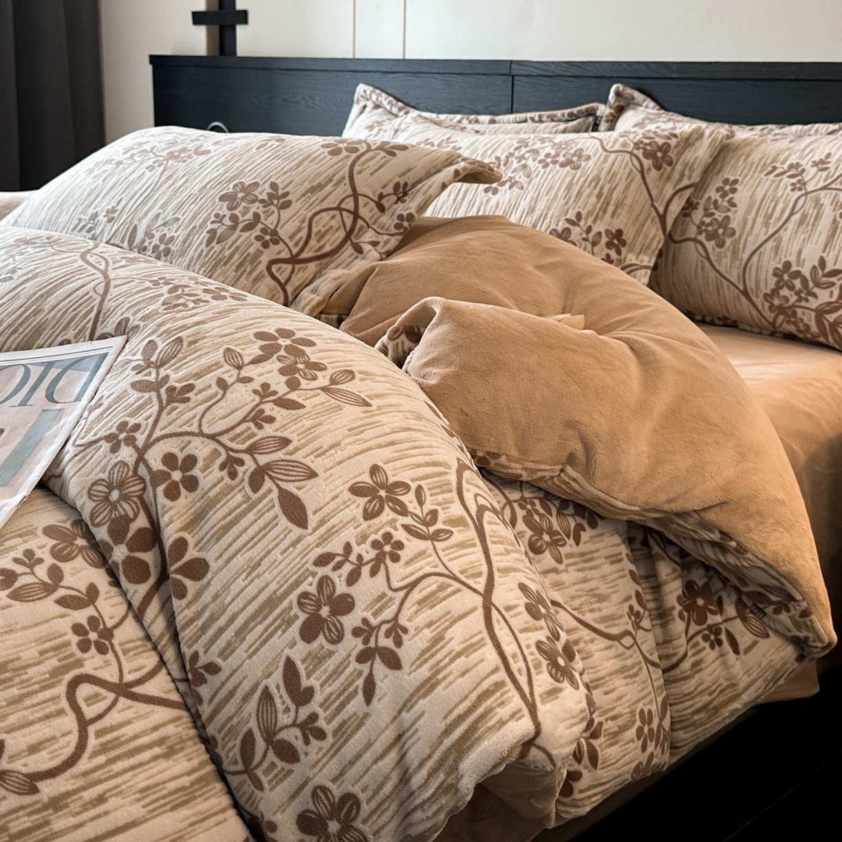 91家纺网 家纺一手货源 找家纺 格真 2025秋冬新款高克重雕花牛奶绒四件套 安雅-咖