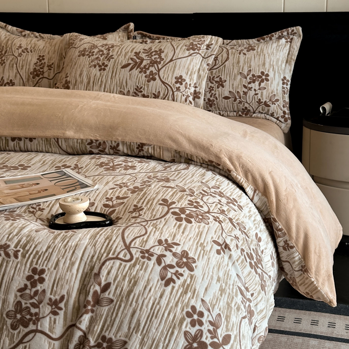 91家纺网 家纺一手货源 找家纺 格真 2025秋冬新款高克重雕花牛奶绒四件套 安雅-咖