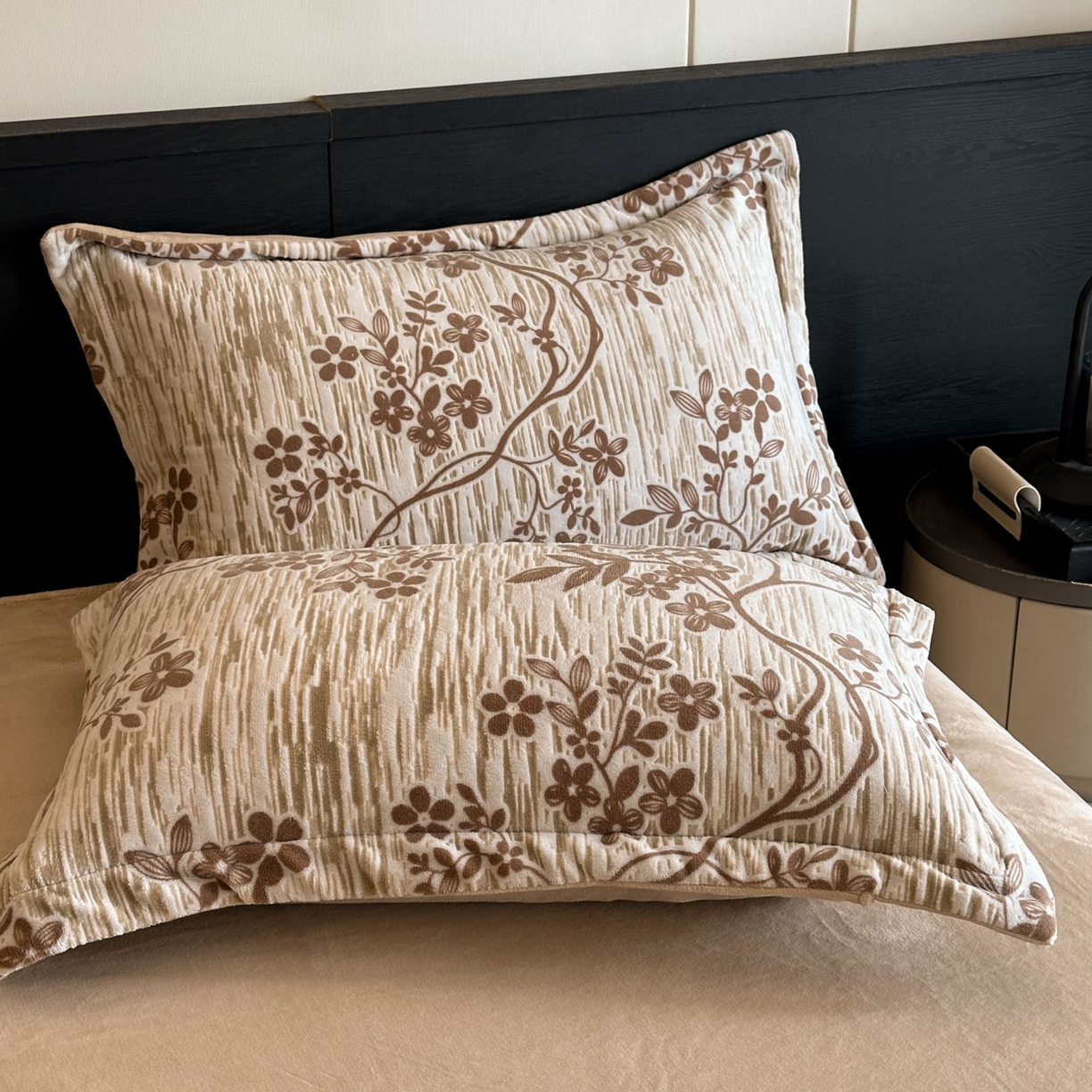 91家纺网 家纺一手货源 找家纺 格真 2025秋冬新款高克重雕花牛奶绒四件套 安雅-咖