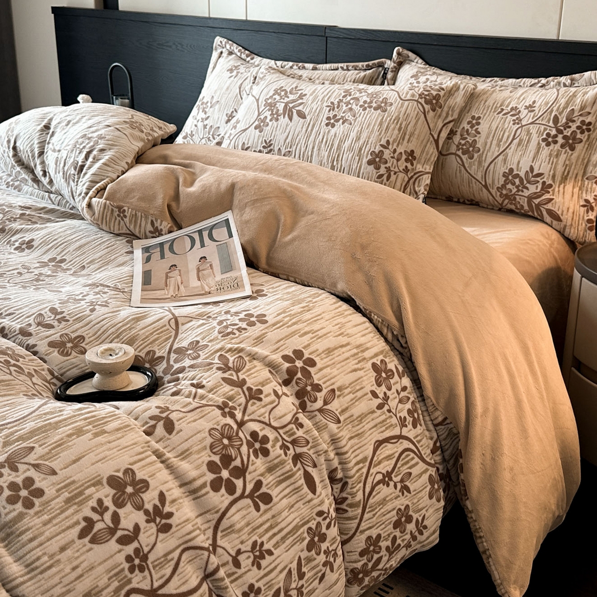 91家纺网 家纺一手货源 找家纺 格真 2025秋冬新款高克重雕花牛奶绒四件套 安雅-咖