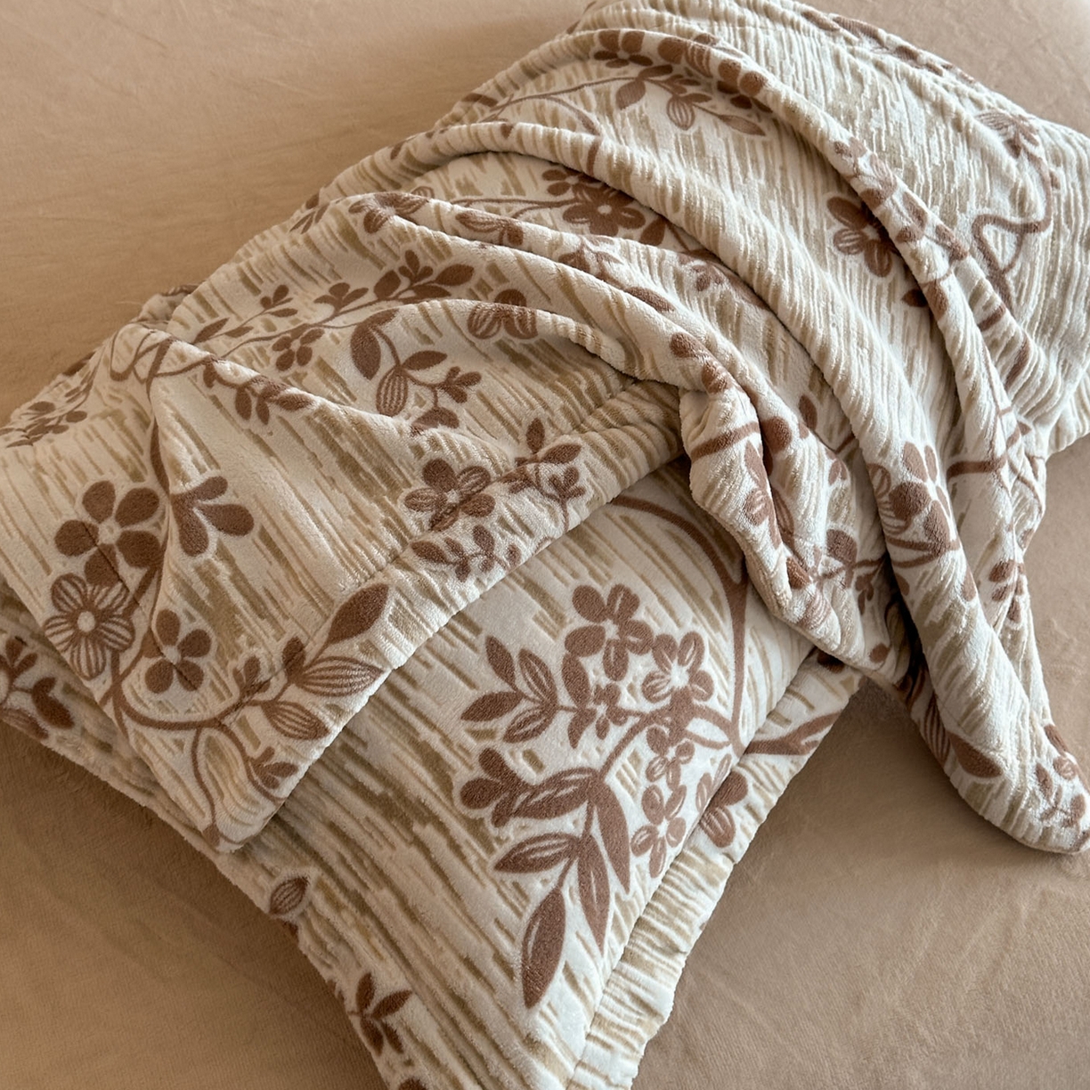 91家纺网 家纺一手货源 找家纺 格真 2025秋冬新款高克重雕花牛奶绒四件套 安雅-咖