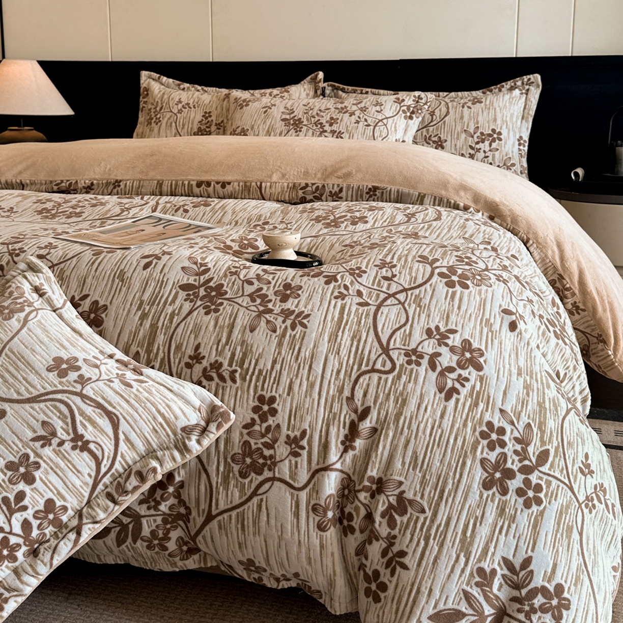 91家纺网 家纺一手货源 找家纺 格真 2025秋冬新款高克重雕花牛奶绒四件套 安雅-咖