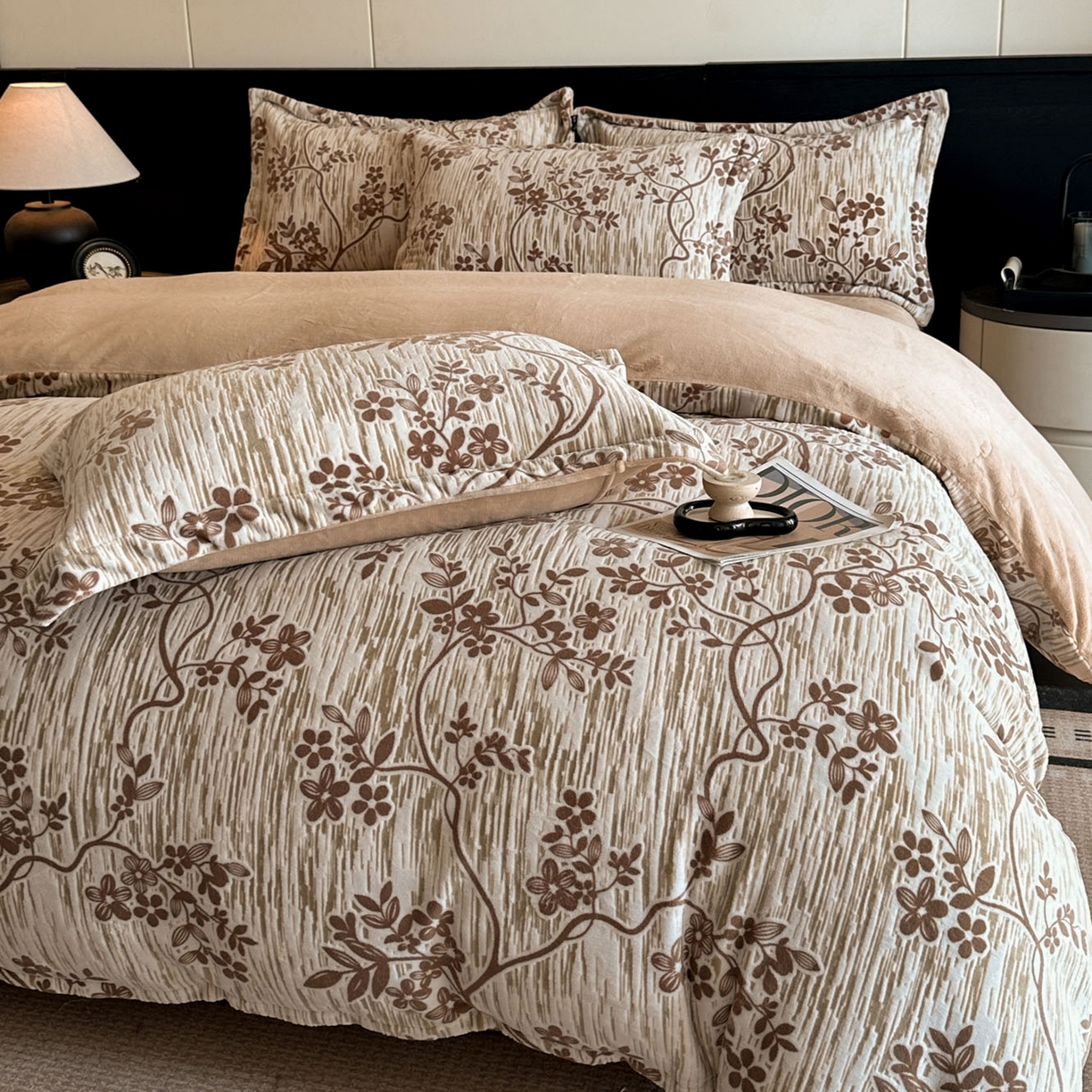 91家纺网 家纺一手货源 找家纺 格真 2025秋冬新款高克重雕花牛奶绒四件套 安雅-咖