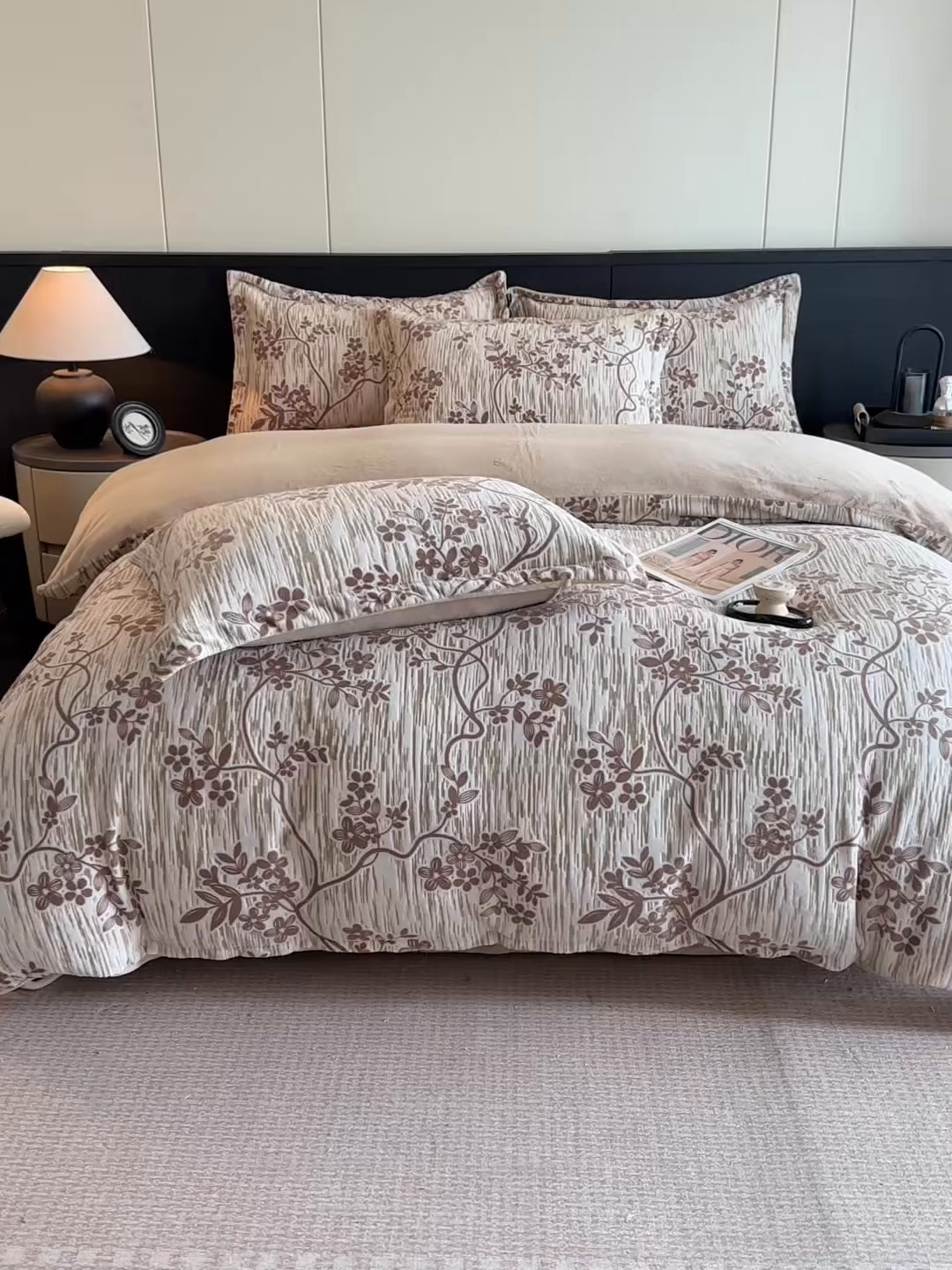 91家纺网 家纺一手货源 找家纺 格真 2025秋冬新款高克重雕花牛奶绒四件套 安雅-咖