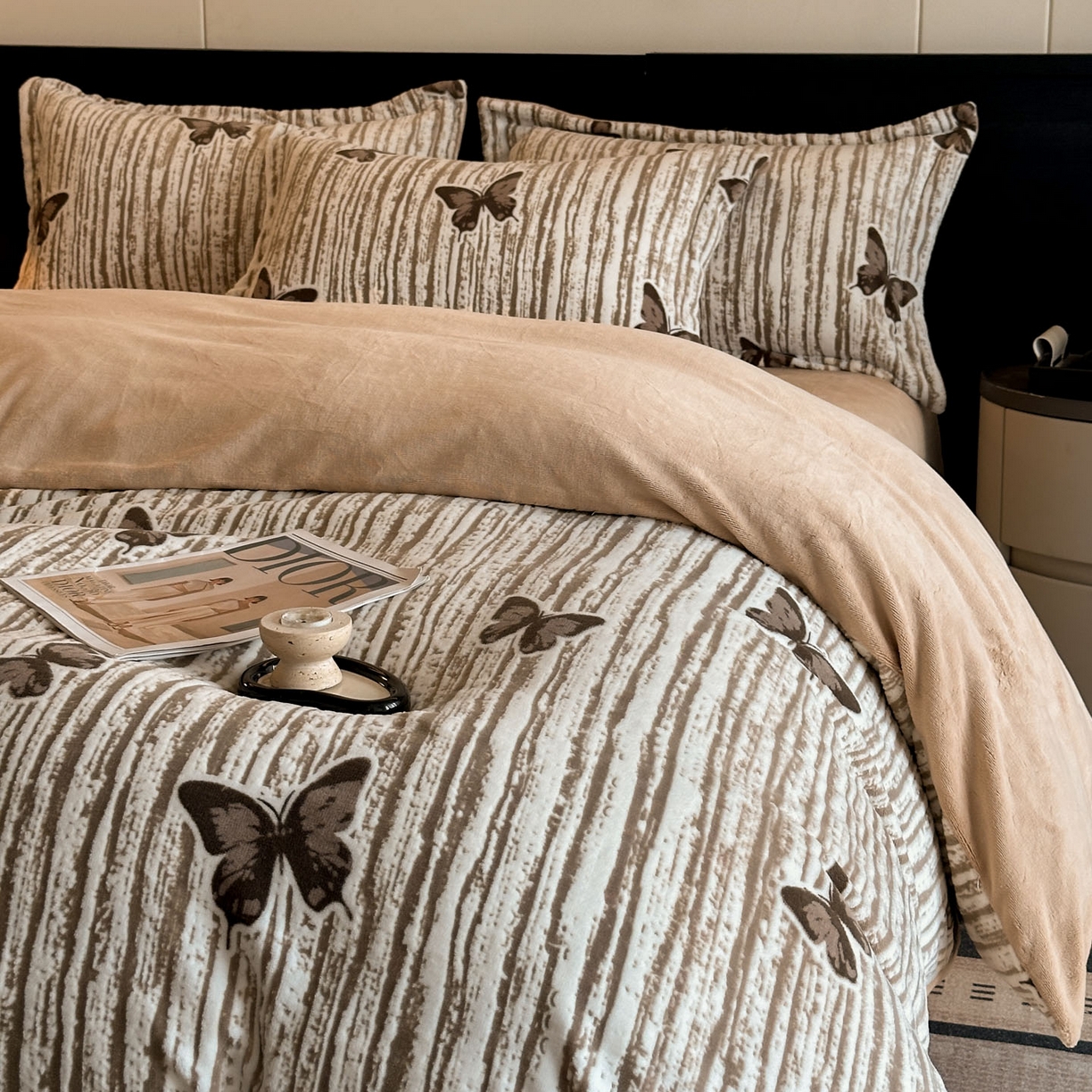 91家纺网 家纺一手货源 找家纺 格真 2025秋冬新款高克重雕花牛奶绒四件套 光影蝴蝶