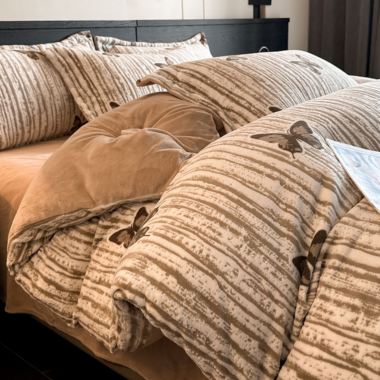 91家纺网 家纺一手货源 找家纺 格真 2025秋冬新款高克重雕花牛奶绒四件套 光影蝴蝶