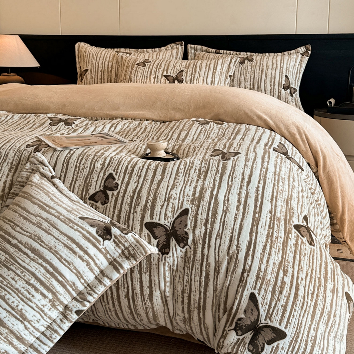 91家纺网 家纺一手货源 找家纺 格真 2025秋冬新款高克重雕花牛奶绒四件套 光影蝴蝶