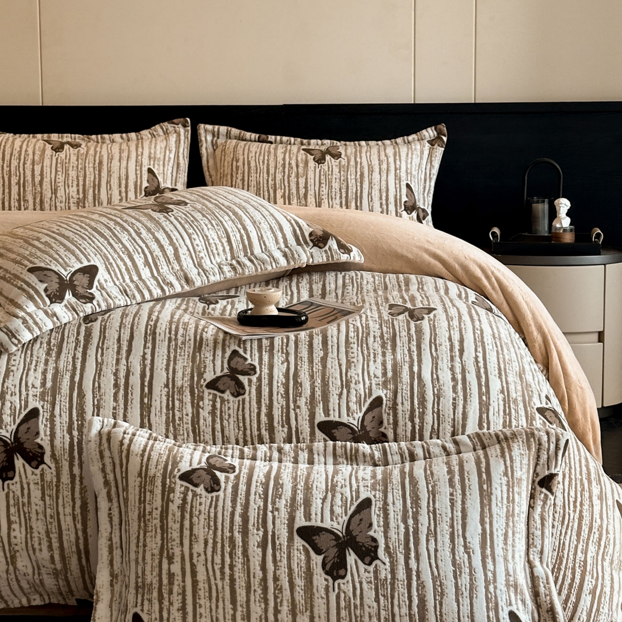 91家纺网 家纺一手货源 找家纺 格真 2025秋冬新款高克重雕花牛奶绒四件套 光影蝴蝶