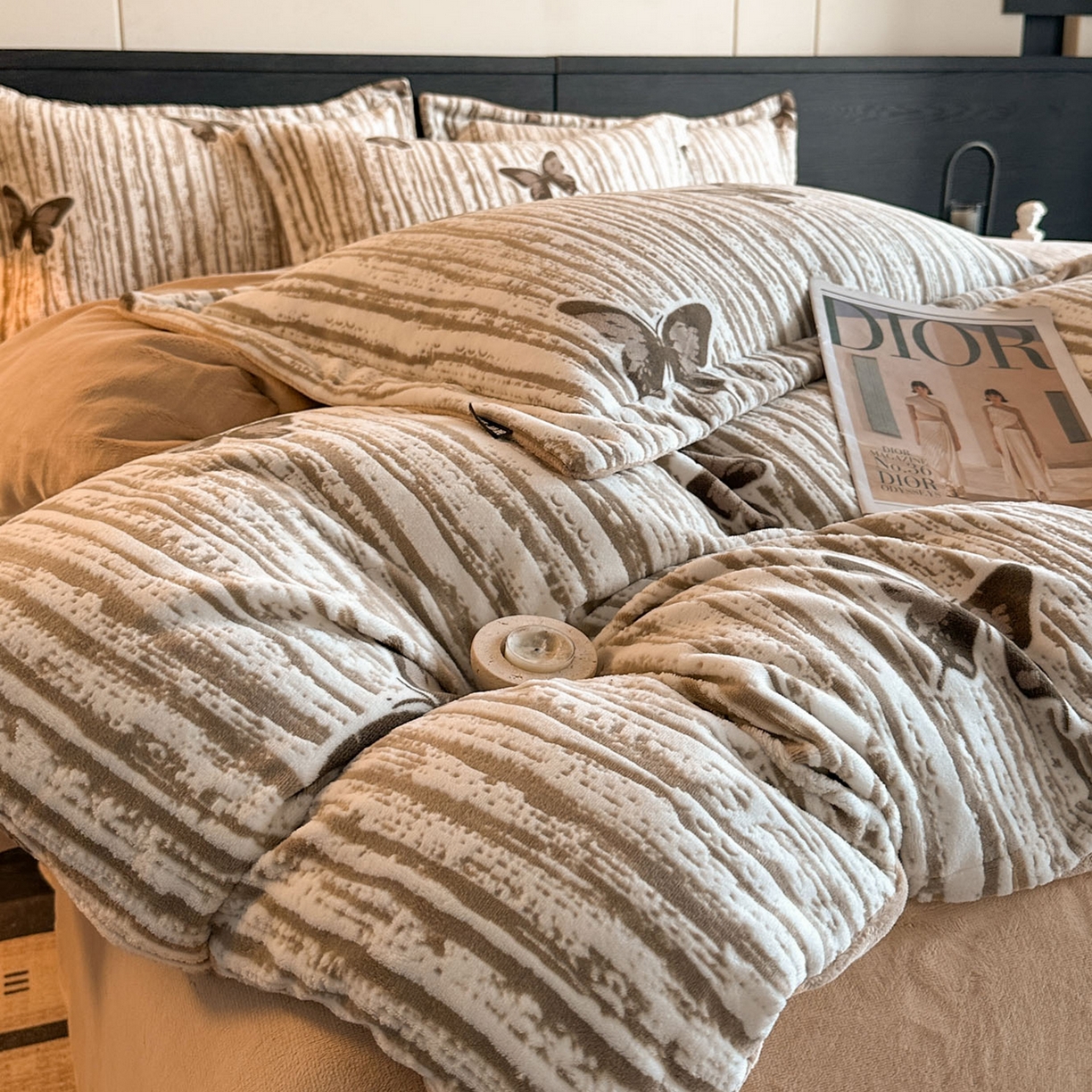 91家纺网 家纺一手货源 找家纺 格真 2025秋冬新款高克重雕花牛奶绒四件套 光影蝴蝶