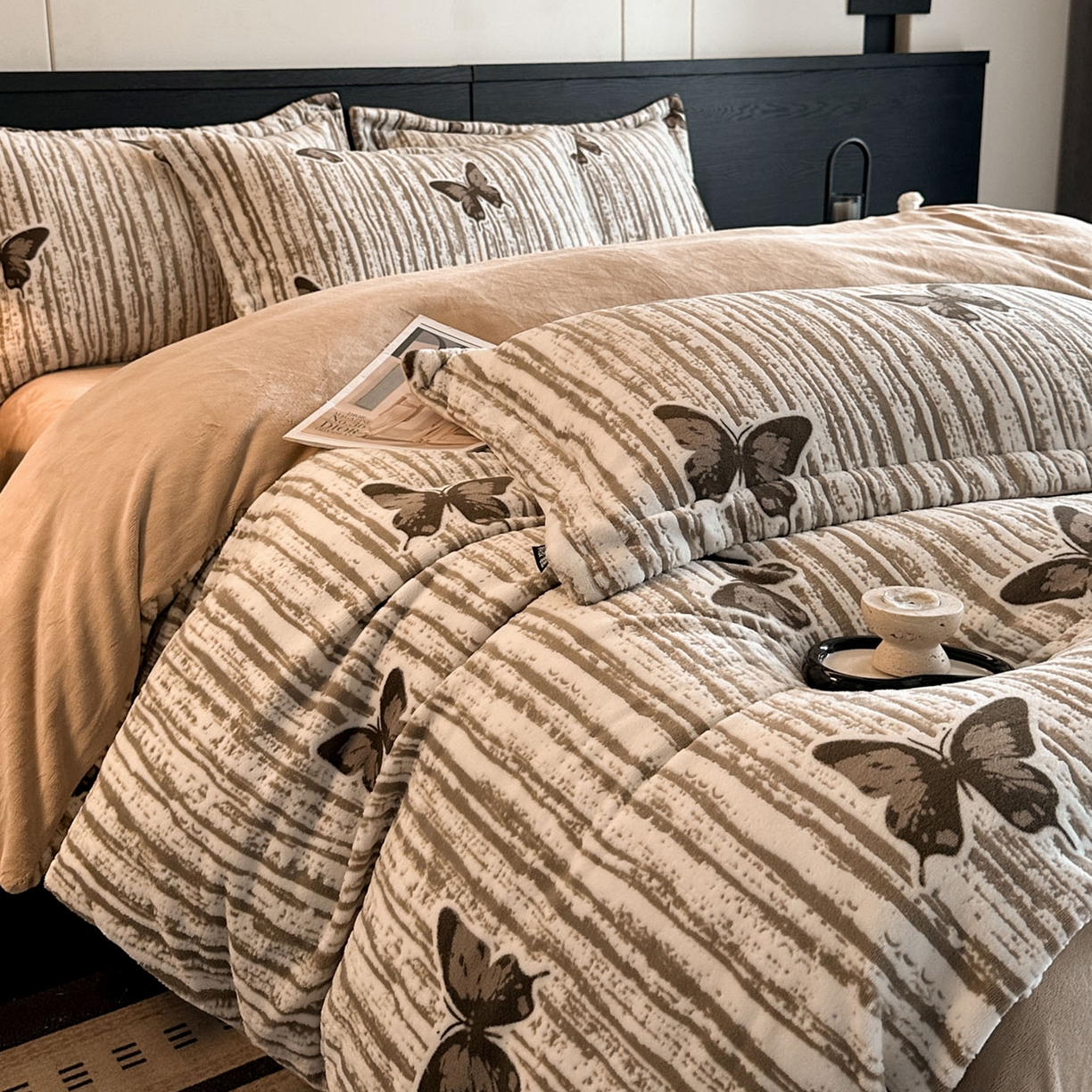 91家纺网 家纺一手货源 找家纺 格真 2025秋冬新款高克重雕花牛奶绒四件套 光影蝴蝶