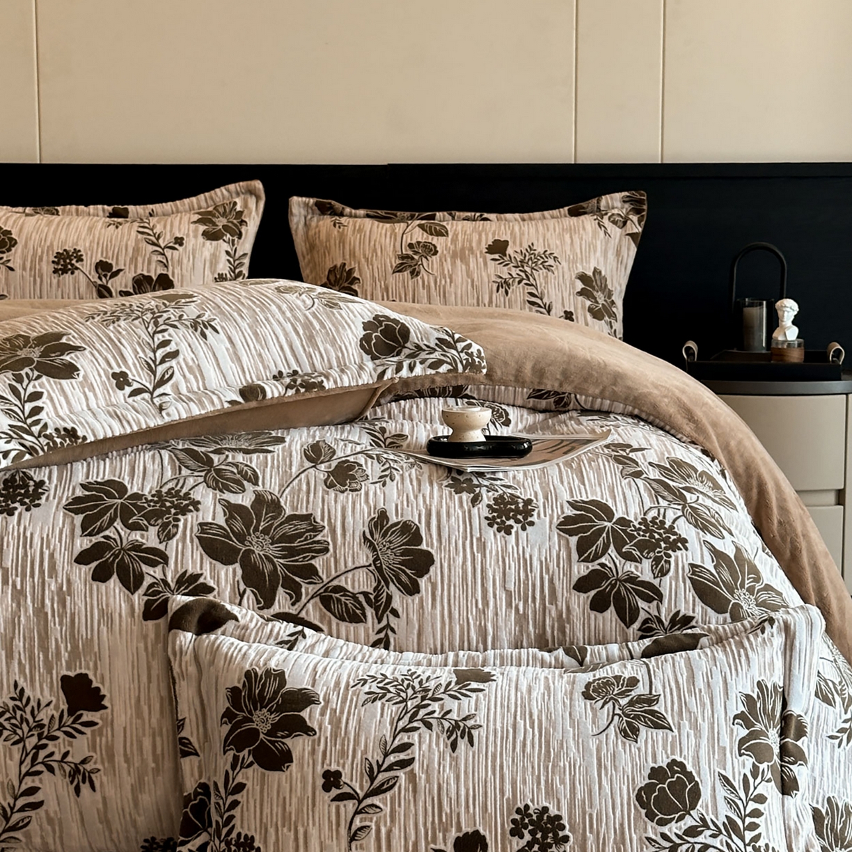 91家纺网 家纺一手货源 找家纺 格真 2025秋冬新款高克重雕花牛奶绒四件套 莫奈花园-咖