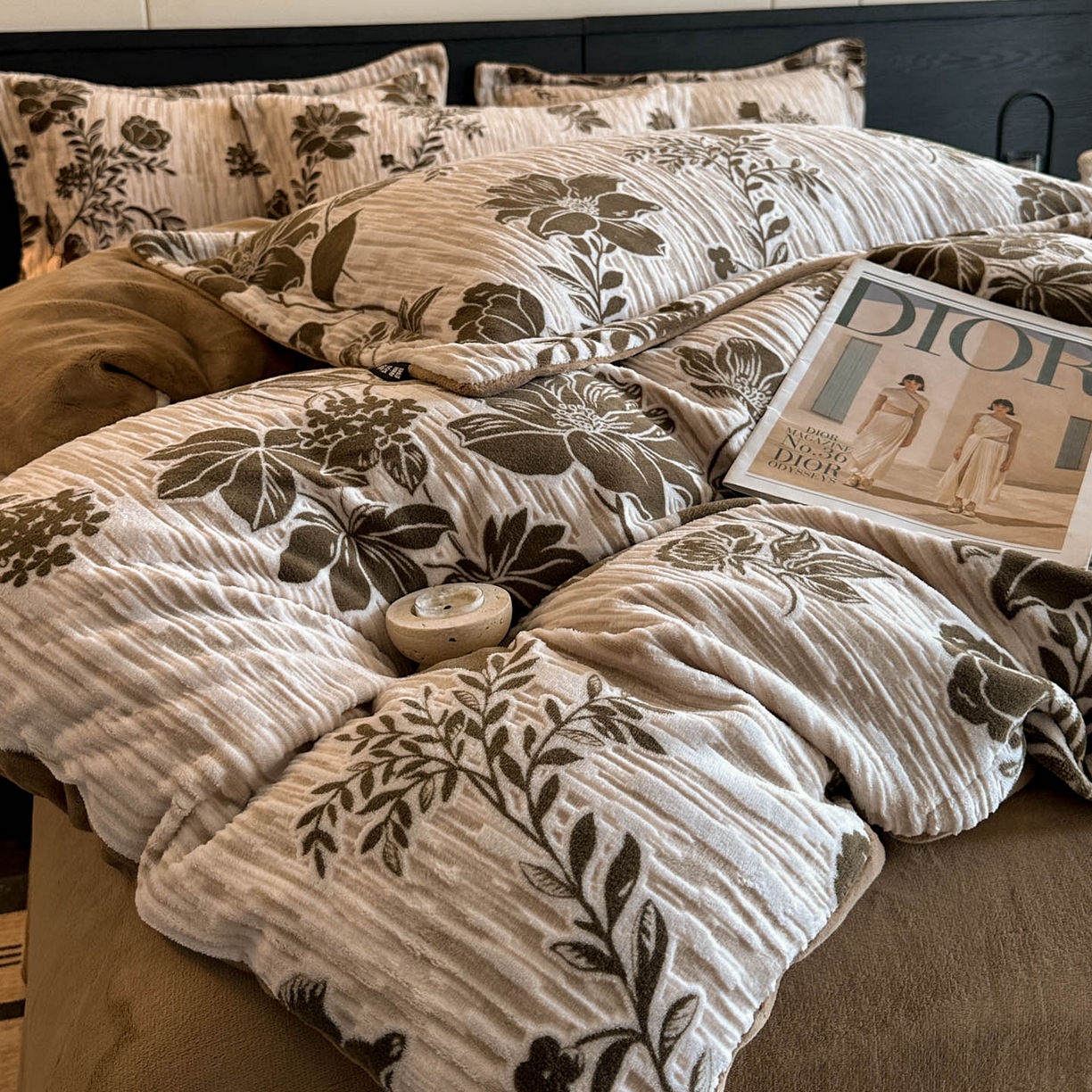 91家纺网 家纺一手货源 找家纺 格真 2025秋冬新款高克重雕花牛奶绒四件套 莫奈花园-咖