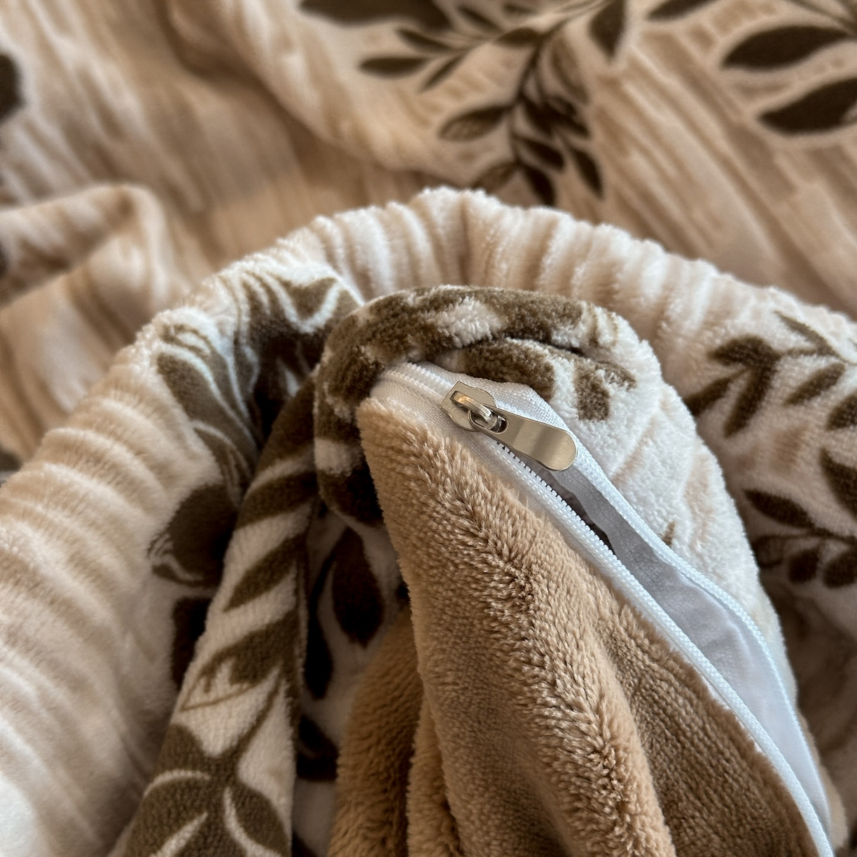 91家纺网 家纺一手货源 找家纺 格真 2025秋冬新款高克重雕花牛奶绒四件套 莫奈花园-咖