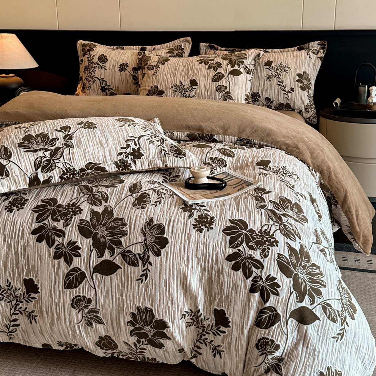 91家纺网 家纺一手货源 找家纺 格真 2025秋冬新款高克重雕花牛奶绒四件套 莫奈花园-咖