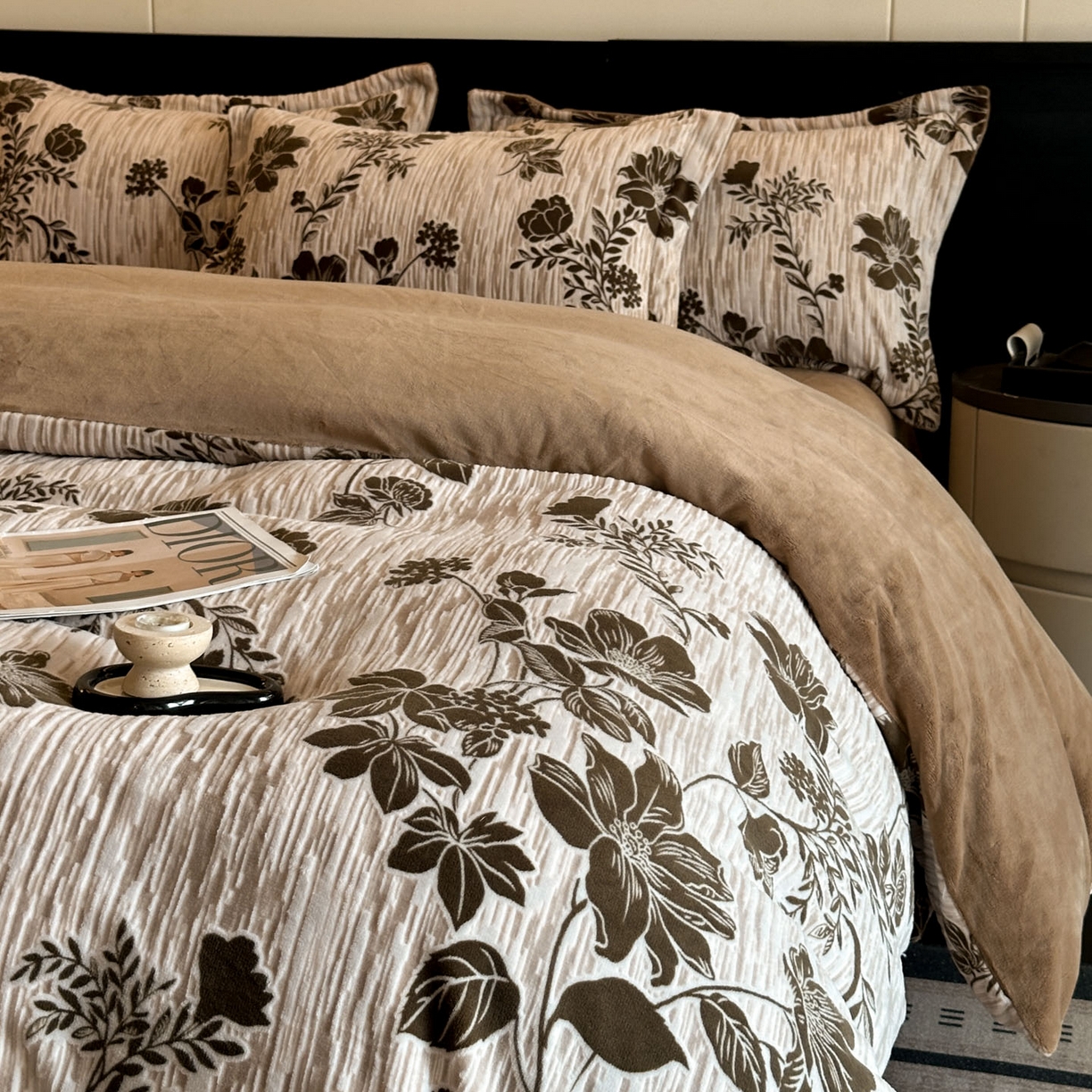 91家纺网 家纺一手货源 找家纺 格真 2025秋冬新款高克重雕花牛奶绒四件套 莫奈花园-咖