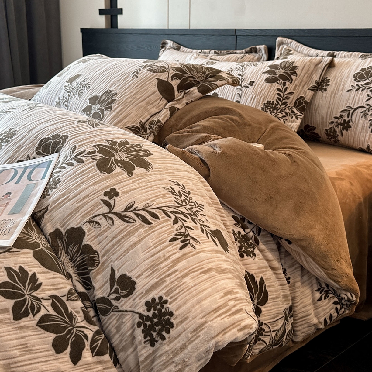 91家纺网 家纺一手货源 找家纺 格真 2025秋冬新款高克重雕花牛奶绒四件套 莫奈花园-咖