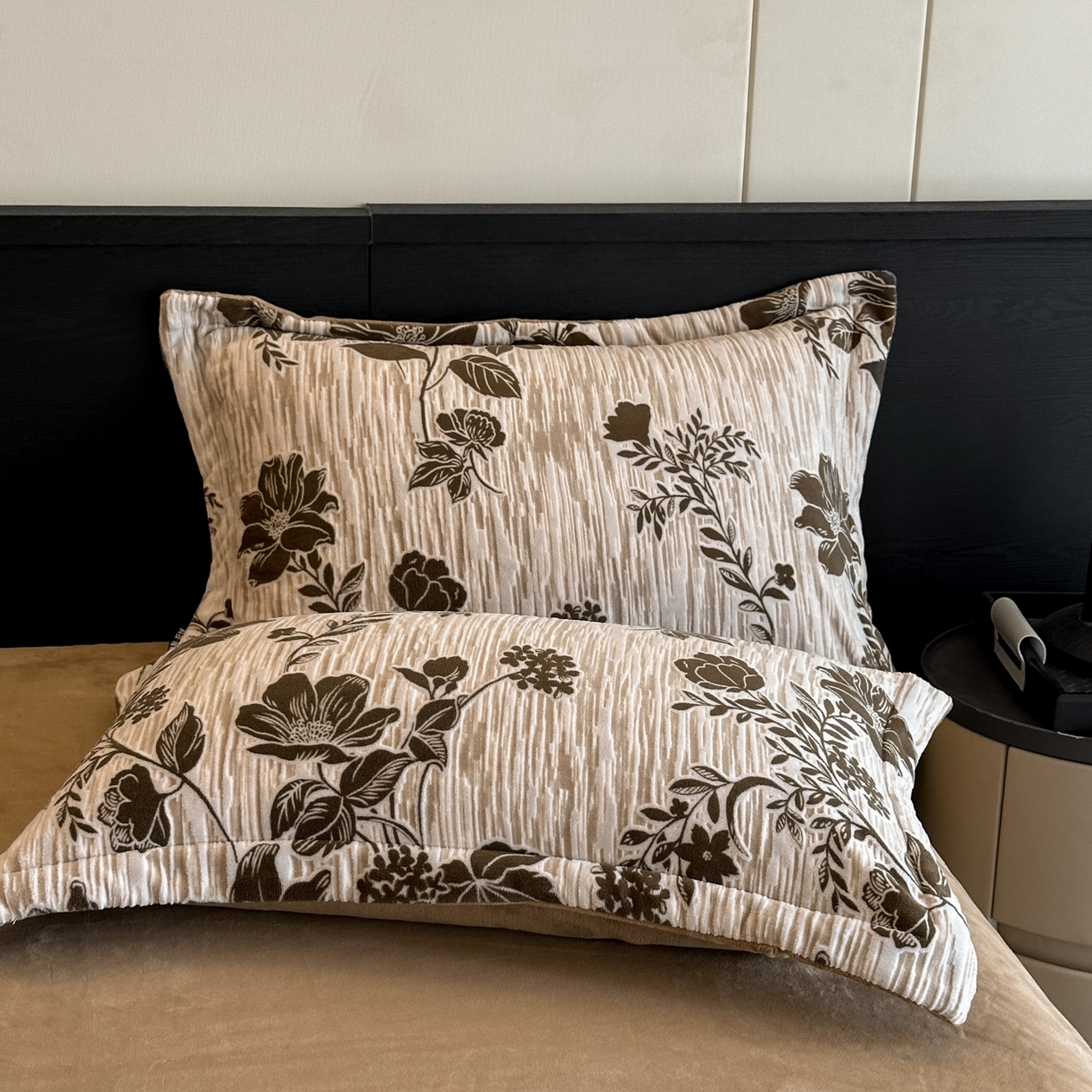 91家纺网 家纺一手货源 找家纺 格真 2025秋冬新款高克重雕花牛奶绒四件套 莫奈花园-咖