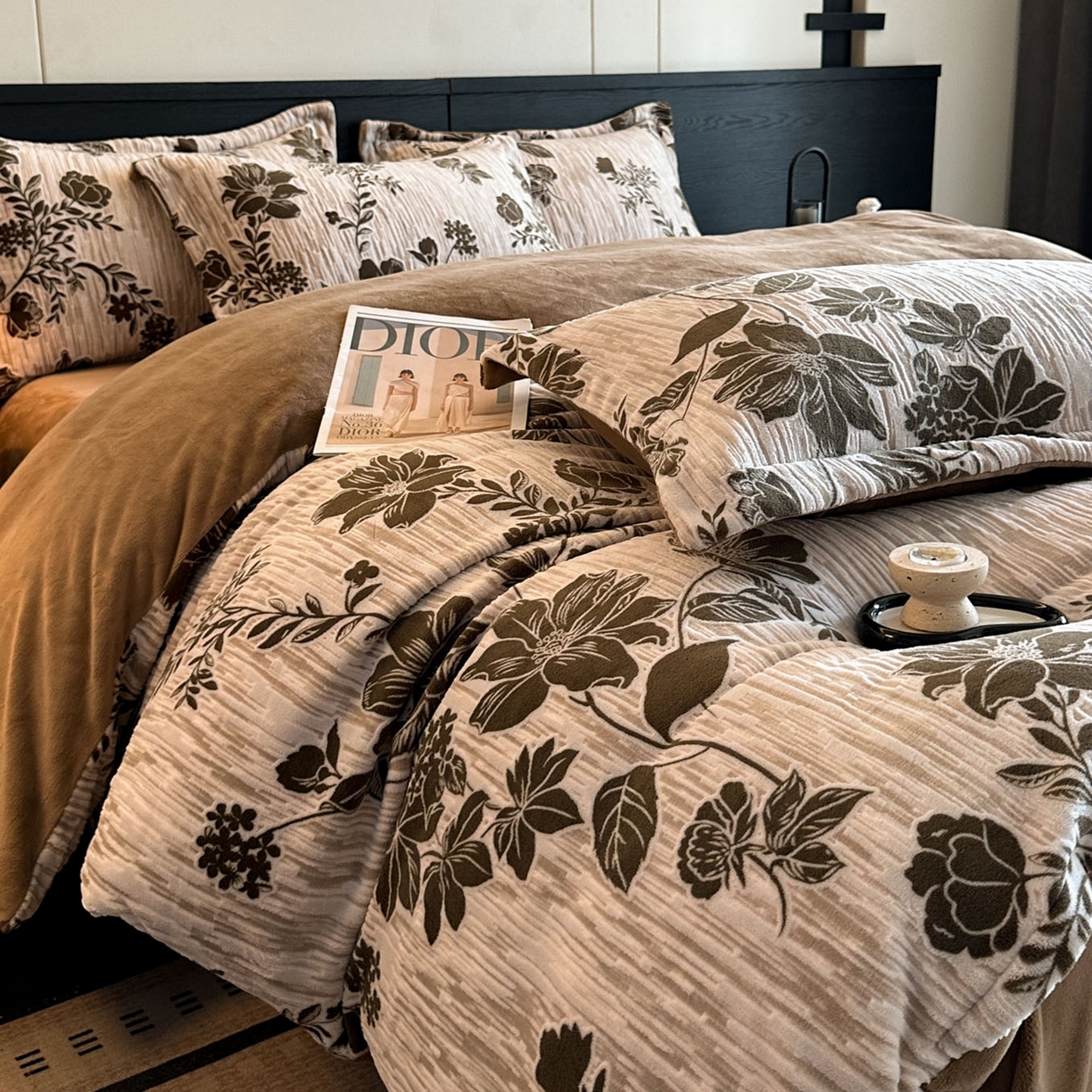 91家纺网 家纺一手货源 找家纺 格真 2025秋冬新款高克重雕花牛奶绒四件套 莫奈花园-咖