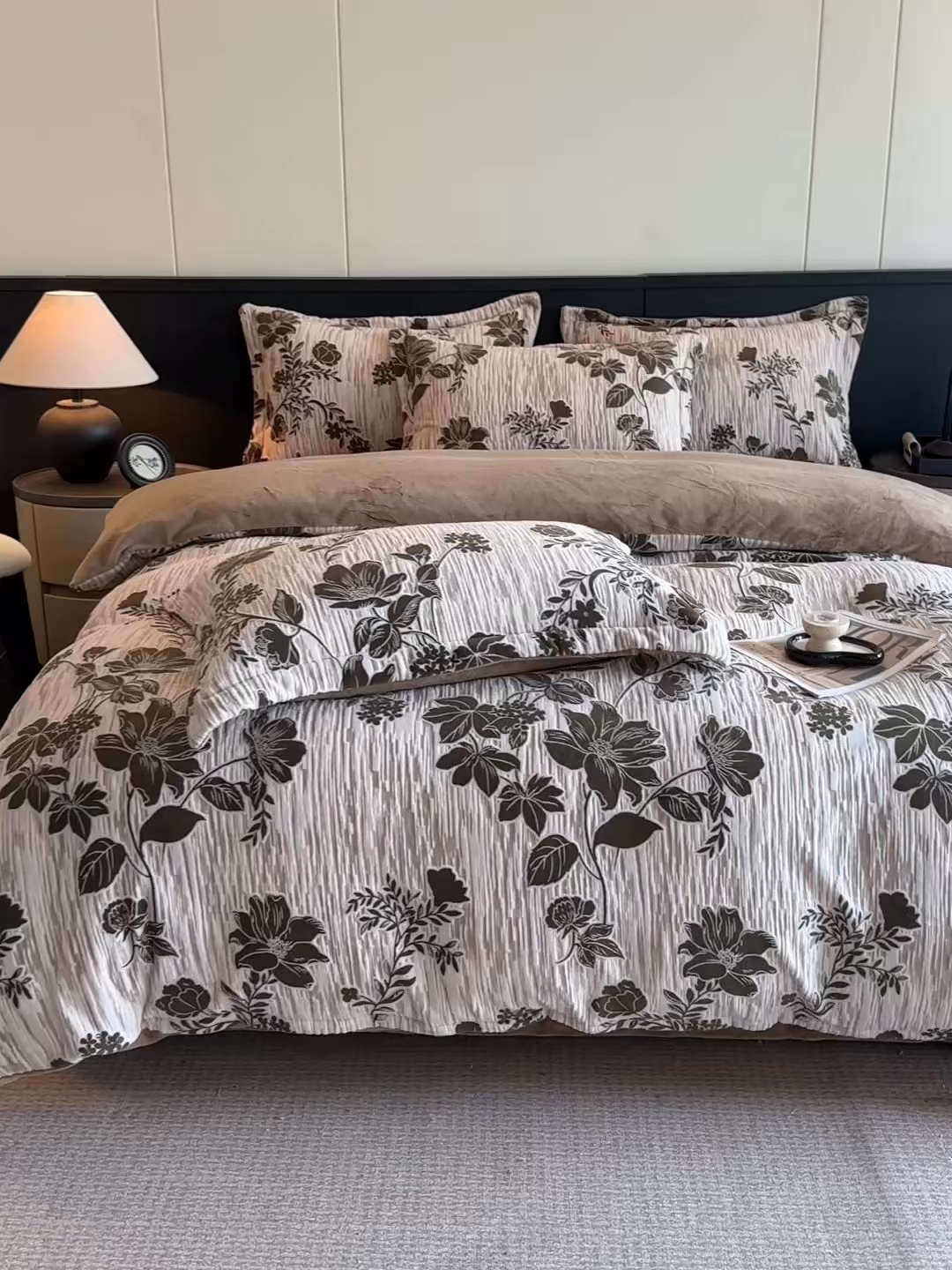 91家纺网 家纺一手货源 找家纺 格真 2025秋冬新款高克重雕花牛奶绒四件套 莫奈花园-咖