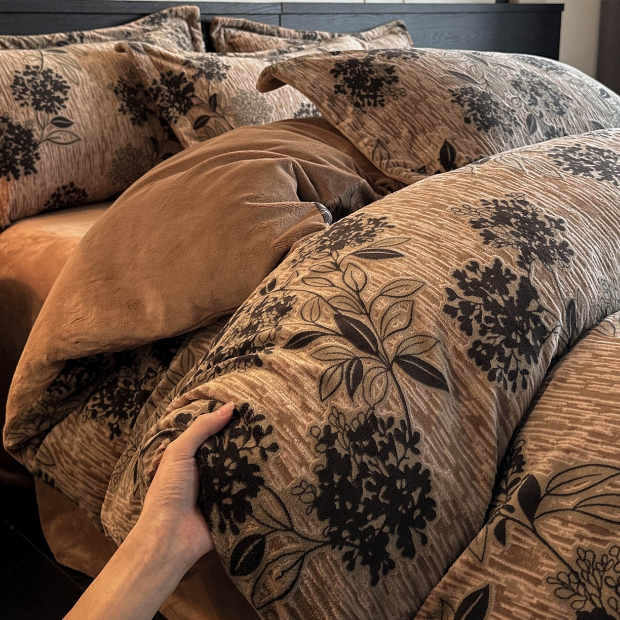 格真 2025秋冬新款高克重雕花牛奶绒四件套 叶语悠然-咖