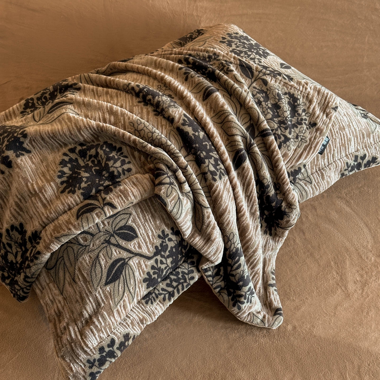 91家纺网 家纺一手货源 找家纺 格真 2025秋冬新款高克重雕花牛奶绒四件套 叶语悠然-咖