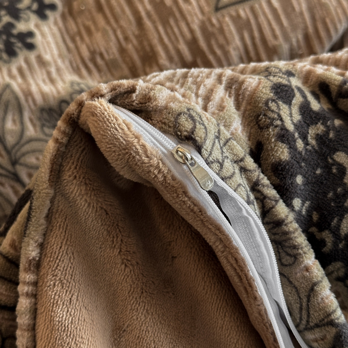 91家纺网 家纺一手货源 找家纺 格真 2025秋冬新款高克重雕花牛奶绒四件套 叶语悠然-咖